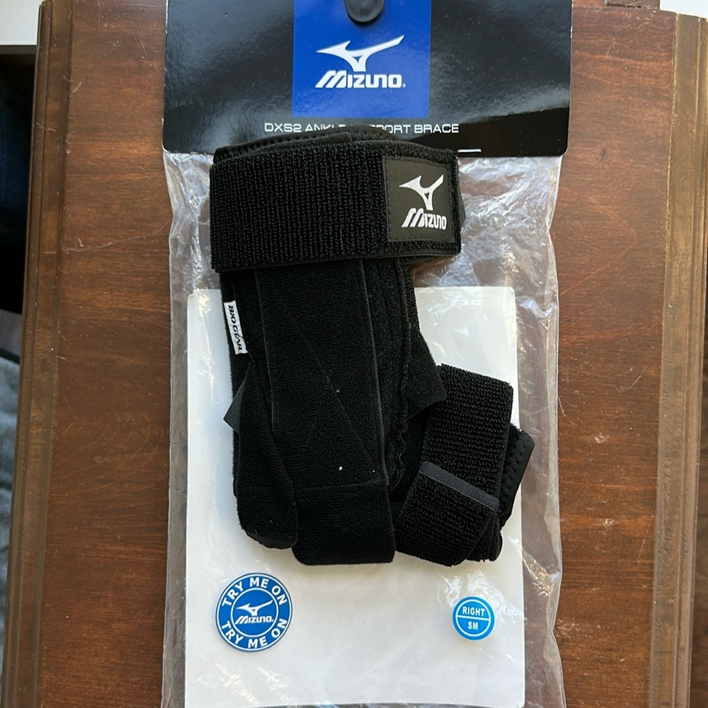 NWOT- Mizuno DXS2 RIGHT ANKLE BRACE